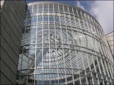 Que fais-tu si ta mère s'apprête à tomber du 15e étage ?