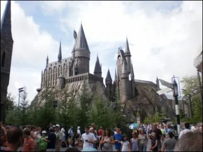 Comment s'appelle l'école que fréquente Harry Potter ?