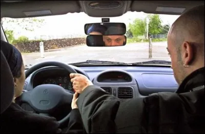 "Pour ce cours, nous allons apprendre à passer les vitesses."
Je suis...