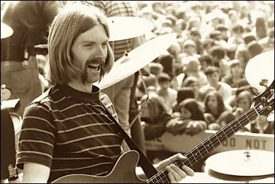 Qui est ce bassiste et chanteur américain de Grateful Dead influencé par Bach, mais aussi, comme de nombreux autres bassistes, par Charles Mingus ou Jimmy Garrison et ayant donné une place importante à la basse, caractéristique du San Francisco Sound ?