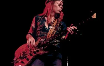 Qui est ce bassiste américain de Jefferson Airplane, surnommé "God" par certains bassistes et critiques musicaux ayant révolutionné le rôle de la basse dans un groupe de rock, avec un jeu mélodique et partiellement improvisé ?