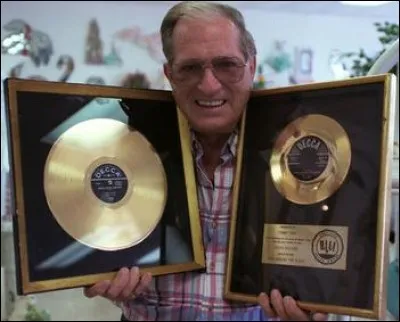 Qui est ce bassiste américain jouant de la guitare avant de rejoindre Bill Haley (il jouait « Around the clock ») ?