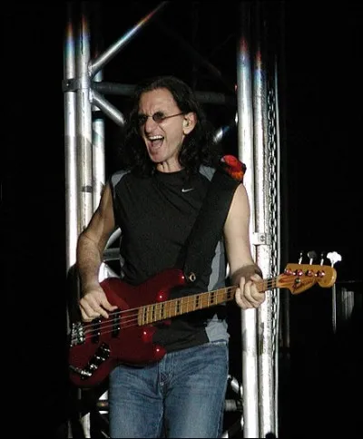 Qui est ce bassiste canadien du groupe Rush dont le style et la technique ont inspiré de nombreux autres bassistes tels ceux de Dream Theater, Metallica, Iron Maiden ou Primus ?