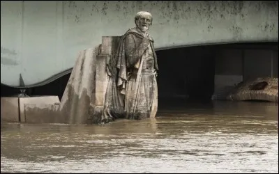 Le Zouave du pont de l'Alma a les genoux dans l'eau. Si la Seine n'a pas atteint le niveau dépassant 6 mètres comme lors de la montée des eaux en 2016, à quel niveau est mesurée la crue, ce jour, 24 janvier 2018, à 13 heures ?