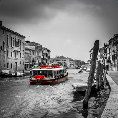 Et enfin, tous tes amis ici présents se sont cotisés pour t'offrir un merveilleux week-end à...