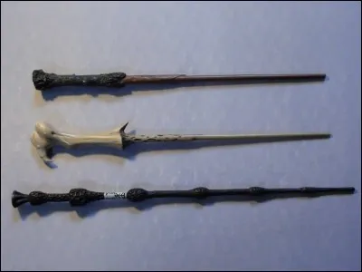 Ce qui explique... Je ne m'en souviens plus. C'est à propos de baguettes. Quel évènement de la saga pourrait être expliqué par la question précédente ?