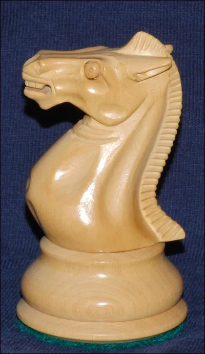 Quelle est la seule pièce qui ne se déplace pas en ligne droite aux échecs ?