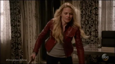 Comment Emma fait-elle pour briser la malédiction ?