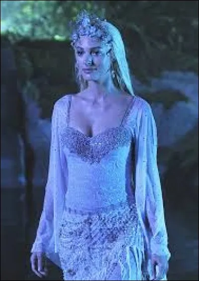 Lorsque Charmant se rend au lac, en qui la créature se transforme-t-elle ?