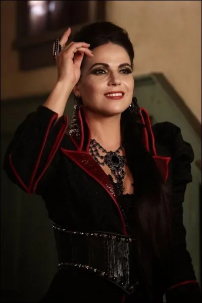 Quel est le nom de famille de Regina ?