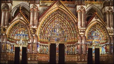 Où se trouve cette façade d'édifice religieux ?