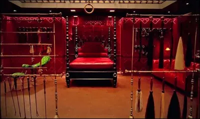 La première fois, dans la salle de jeux, pour Ana, dans quel ordre les accessoires suivants sont-ils utilisés ?