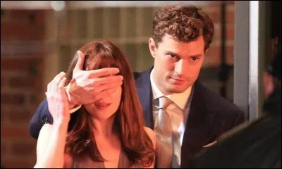 De quelle couleur est la voiture qui reçoit Ana pour son diplôme ?