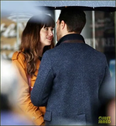 Avec quel objet Ana dit-elle oui à Christian ?