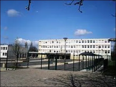 Ville francilienne de la Grande Couronne, dans l'arrondissement de Palaiseau, Chilly-Mazarin se situe dans le département ...