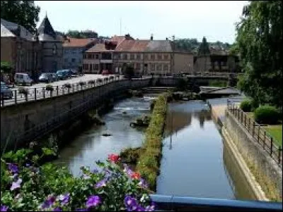 Monique habite à Sarrebourg (Moselle). C'est donc une ...
