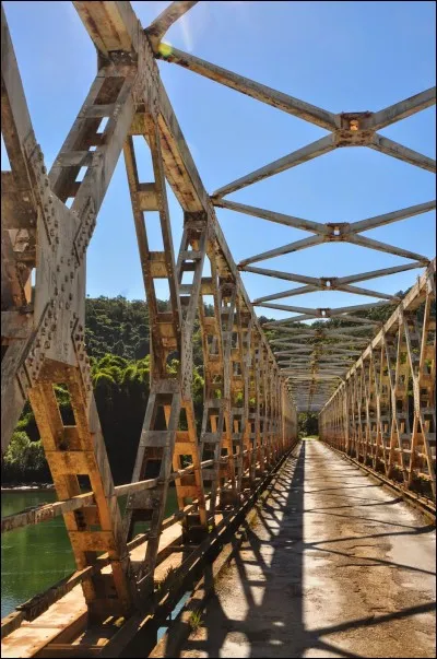 Où se situe le pont Eiffel aussi appelé pont X ?