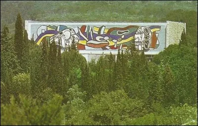 Pr&egrave;s de quelle ville peut-on visiter le mus&eacute;e Fernand-L&eacute;ger ?