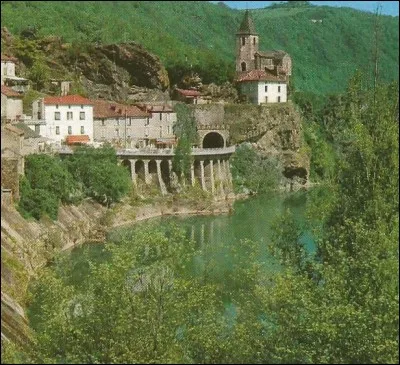 Dans quelle ville peut-on visiter l'ancien monast&egrave;re Notre-Dame-de-l'Oder ?