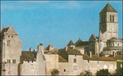 Il y a cinq ruines de ch&acirc;teaux f&eacute;odaux dans cette ville de la Vienne, c'est :