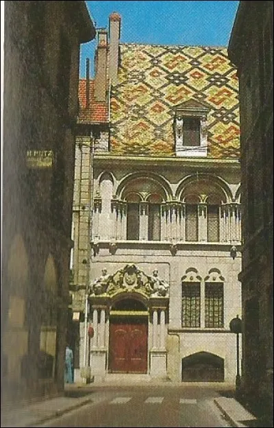 Dans quelle ville peut-on voir l'h&ocirc;tel Aubriot dont on voit la facade ?