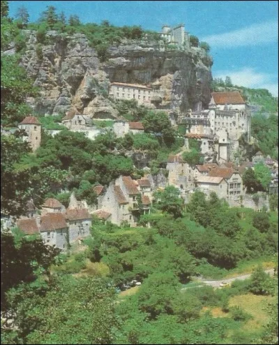 Dans quelle ville doit-on monter 143 marches pour arriver au fort ?