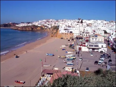 Je suis une ville du Portugal. Qui ment ?