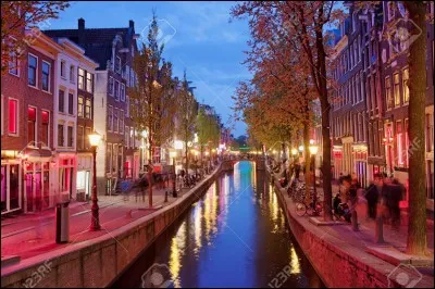 Je suis une ville des Pays-Bas. Qui ment ?