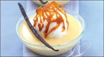 L'île flottante est servie sur une crème chantilly.