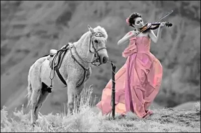 Elle a 19 ans, de longs cheveux roux et bouclés. Elle entra dans le grand monde de la musique classique avec un album enregistré en 2015.