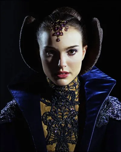 À quel âge Padmé Amidala accède au trône sur Naboo ?
