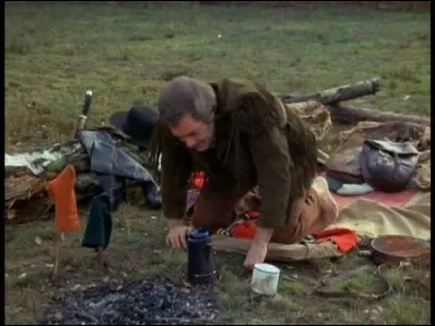 Dans ce fameux épisode de Amicalement vôtre, Danny et Brett sont en camping, très sauvage pour Danny, très confort de ville pour Brett. Voulant pêcher lui-même son petit déjeuner (sic), Danny Wilde va découvrir... ?