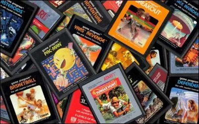 Comment appelle-t-on un étui contenant une mémoire morte enfichable dans un ordinateur, une console de jeux vidéo ou un système d'arcade ?