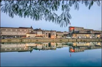 Alexandrine habite à Cognac (Charente). C'est une ...