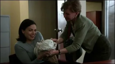 Grâce à quel petit garçon Regina a-t-elle voulu adopter ?