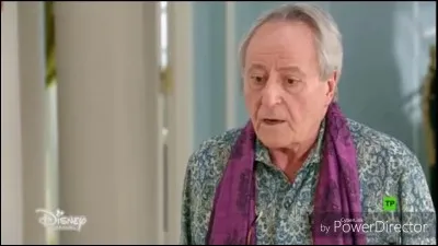 Mr Alfredo va &ecirc;tre enferm&eacute; par sa fille dans un(e)