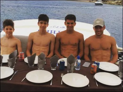 Quel est le nom de famille du tr&egrave;s c&eacute;l&egrave;bre footballeur ayant remport&eacute; la Coupe du monde ?