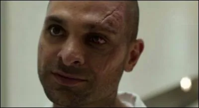 Dans la 1re scène post-générique on voit Michael Keaton (en prison) parler à un autre méchant (qu'on ne voit pas que dans cette scène et joué par Michael Mando). Qui est ce méchant ?