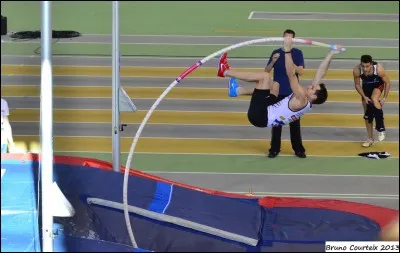 Quel est le record du monde du saut à la perche détenu par Renaud Lavillenie en ce début d'année 2018 ?