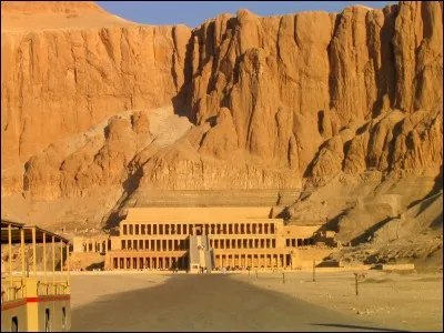 En investissant la Vallée des Rois, les Egyptiens espéraient éloigner qui des sépultures ?