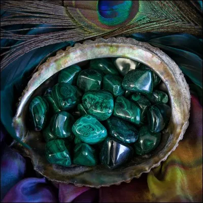 A base de quel minéral broyé en provenance de Syrie composait-on un fard vert ?