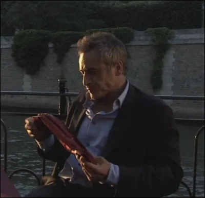 Quel est le titre du livre qu'Alice offre à Marquand ?