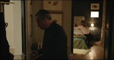 Quel est l'animal représenté sur le tableau du bas dans la chambre d'Alice ?