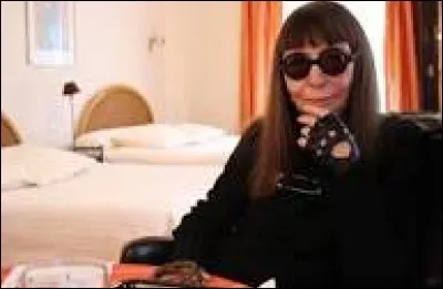 Quelle est cette humaniste engagée, artiste qui a su se faire remarquer lors de ses apparitions à la télévision, autant par ses reparties que par son physique,
surtout connue en tant que chanteuse, mais aussi comédienne et auteure ?