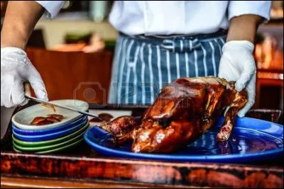 Quelle est cette spécialité de Pékin, volaille enduite de miel et rôtie au four plusieurs heures.