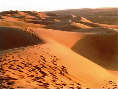 À quel type de paysage le nom de "Wahiba" est-il associé à Oman ?