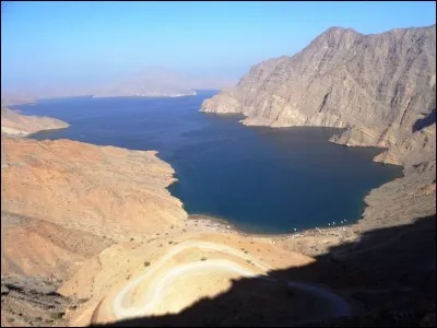 Oman possède deux enclaves au sein des Émirats Arabes Unis. Quel nom porte la plus vaste d'entre elles occupant le pointe nord des Émirats Arabes Unis ?