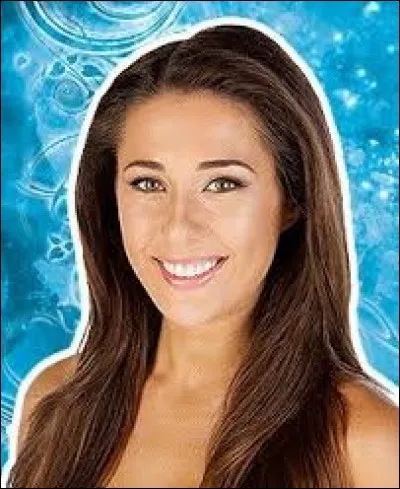 Comment se prénomme cette jolie fille brune ?