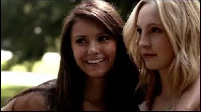 Où se trouvent Caroline et Elena ?