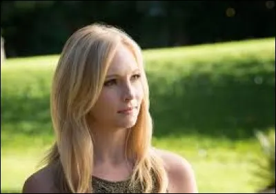 Qu'offre Bonnie à Caroline pour se protéger de la lumière du jour ?